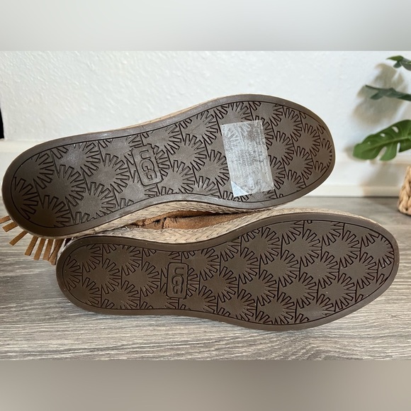 Ugg kennadi fringe moccasin boots in camel. NWT! Size 7 - Picture 7 of 9